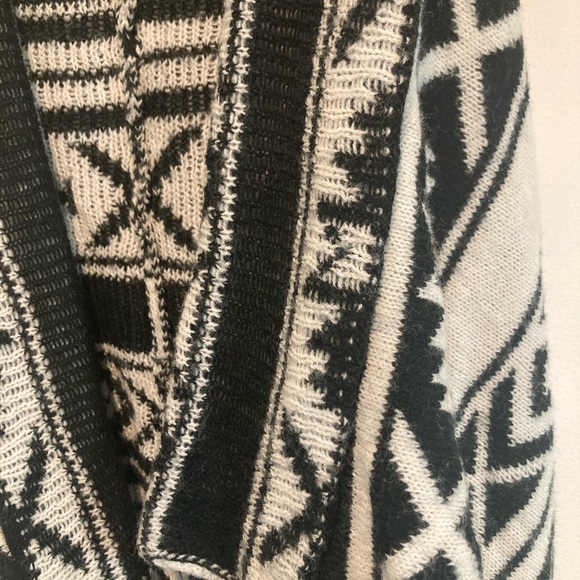 4 LITTLE GIRLS SWEATERS - Picture 10 of 11